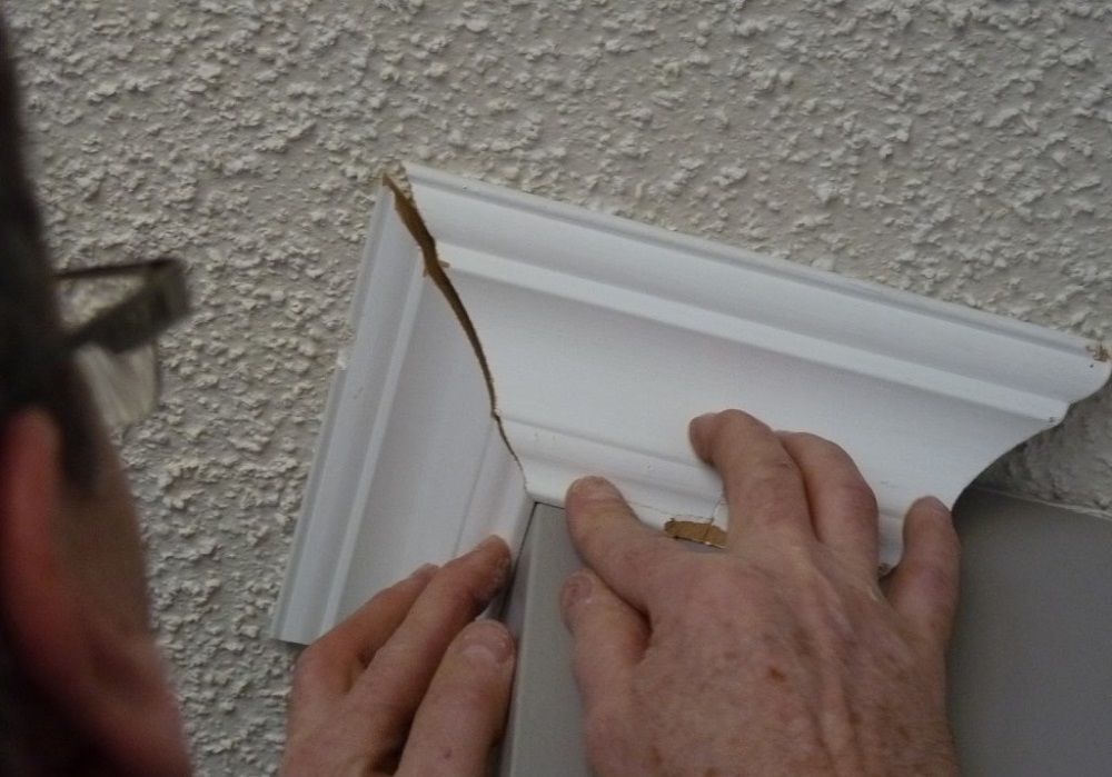 Как клеить плинтуса на потолок в углах