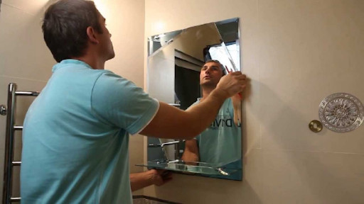 Как приклеить зеркало к стене